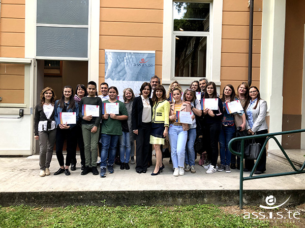 Carla Stillavato e Laura Pompeo, Assessore alla Cultura del Comune di Moncalieri, in occasione della premiazione del progetto Borse di Studio Assiste, una delle azioni cardine del programma Assiste per Te